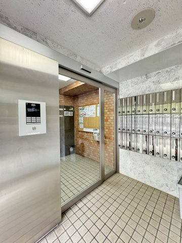 初穂マンションひがし京橋のエントランス