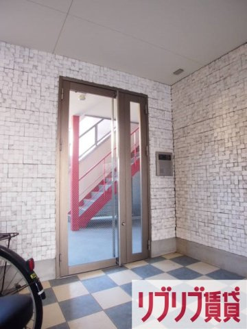 千葉市中央区新田町の賃貸マンションのエントランス