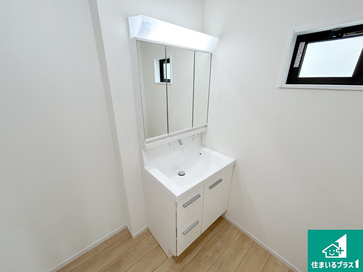 神戸市垂水区南多聞台　第1期　新築一戸建ての独立洗面台|清潔感のある洗面台です。フラットな鏡は掃除がしやすく毎日清潔！鏡裏には収納があるのでスッキリとした洗面台が保てます。