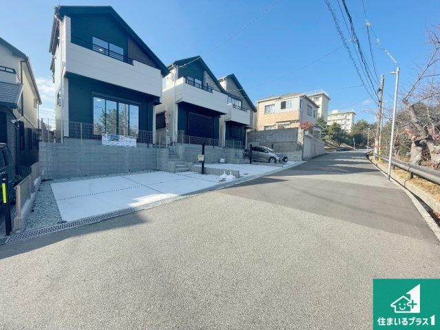 神戸市垂水区南多聞台　第1期　新築一戸建ての前面道路含む現地写真|周辺は閑静な住宅街！前面道路広々で車の出し入れも便利です。駐車が苦手な方でも安心して車庫入れできます！