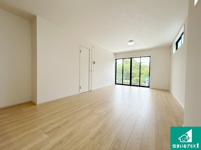 神戸市垂水区南多聞台　第1期　新築一戸建ての居間・リビング|日当たり良好の明るいリビングで朝の目覚めもスッキリできそう！対面キッチンでご家族のコミュニケーションも自然と増える設計！小さなお子様が遊ぶスペースを作っても広々とくつろげるLDK！