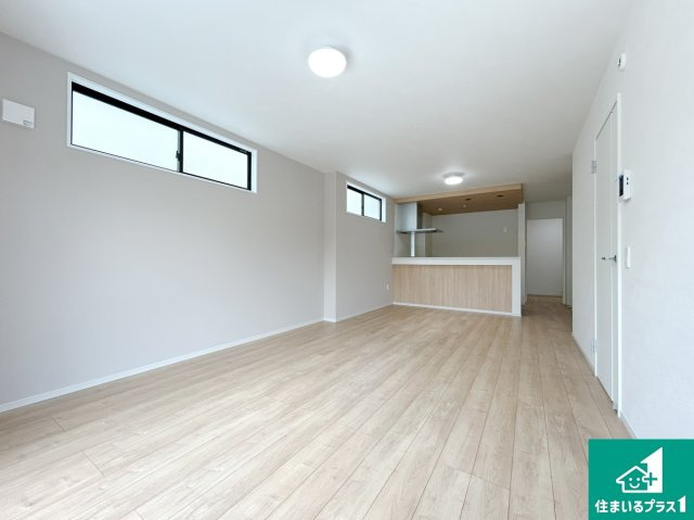 神戸市垂水区南多聞台　第1期　新築一戸建ての居間・リビング|シンプルなリビングは、観葉植物等のインテリアを楽しめますね！パパ好みにも、ママ好みにも家具次第で雰囲気を変えることができます！