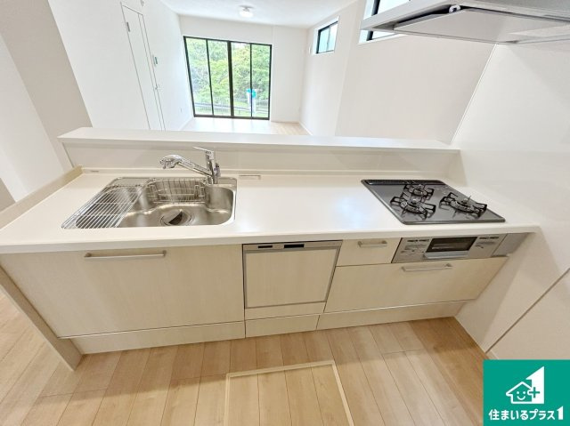 神戸市垂水区南多聞台　第1期　新築一戸建てのキッチン|リビングと統一感があり、使い勝手のいいキッチン。広々としているので、二人並んで作業が出来ちゃいます。お子様と一緒に色々なお料理に挑戦できるスペースがあります。