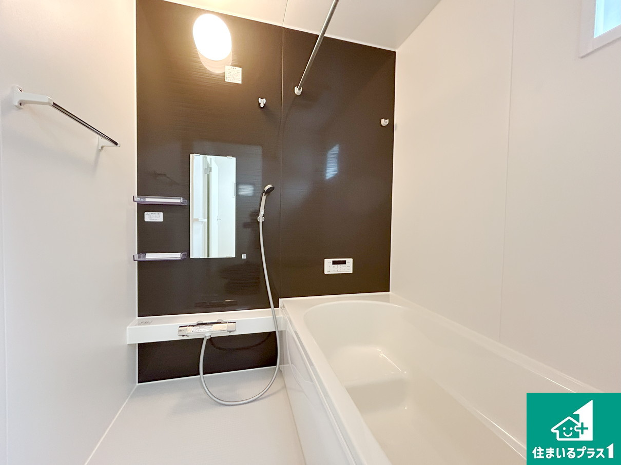 神戸市垂水区南多聞台　第1期　新築一戸建ての浴室|足をゆったり伸ばして寛げる浴槽です。窓が設けられていますので差し込む光が明るく穏やかな雰囲気にしてくれます♪浴室乾燥機も設置しているので、雨の日の洗濯物も安心です♪