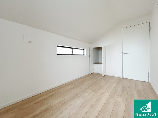 神戸市垂水区南多聞台　第1期　新築一戸建ての洋室|寝室は心地よい眠りについてもらいたくて、シンプルかつ開放的な空間な設計にしています！大きな窓から差し込む日が心地いいです♪