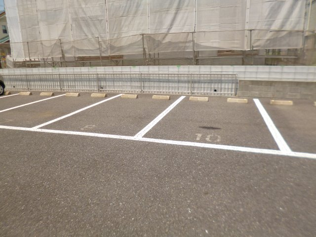 サンモールコーポ成田の駐車場