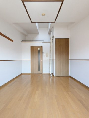【洋室】 | ピュア県庁弐番館 | 落ち着いた色調の洋室です　※写真は類似です。ロフトは４Fのお部屋にのみ付いております。