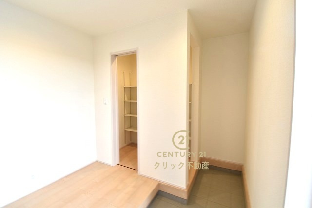 リーブルガーデン  城里町石塚　14期　2の玄関|SIC配備。靴の他、雨具、防災用品、スポーツ用品等を置くのもいいですね。オープンタイプの可動棚は置きたい物に合わせて自由な使い方ができます。