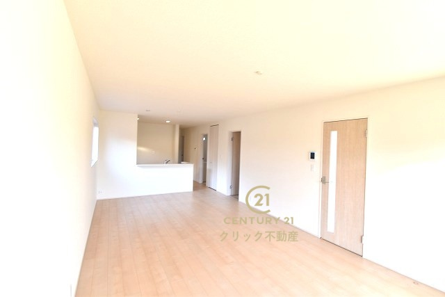 リーブルガーデン  城里町石塚　14期　2の居間・リビング|カーテンやラグの色、質感、選ぶ家具などでお部屋の雰囲気が変わります。お好みのインテリアを楽しみましょう♪白を基調とした内装ですので、あらゆるスタイルが馴染みます。