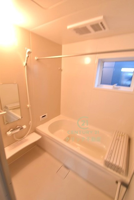 リーブルガーデン  城里町石塚　14期　2の浴室|浴槽への出入りが安全な低床タイプのユニットバスです。洗い場は滑りにくい速乾床ですので、お子様やご高齢の方にも安心です。自動お湯張りに追焚機能付きのオートバスです。