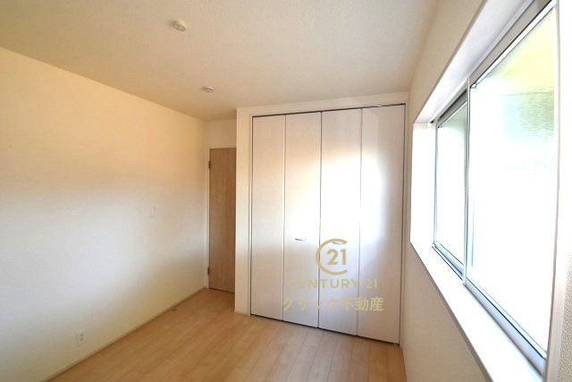 リーブルガーデン  城里町石塚　14期　2の洋室|折戸を開くと壁面クローゼット。衣類が横一列に並ぶためひと目で洋服が選びやすい！衣類をたくさんお持ちの方もスッキリ片付きます♪