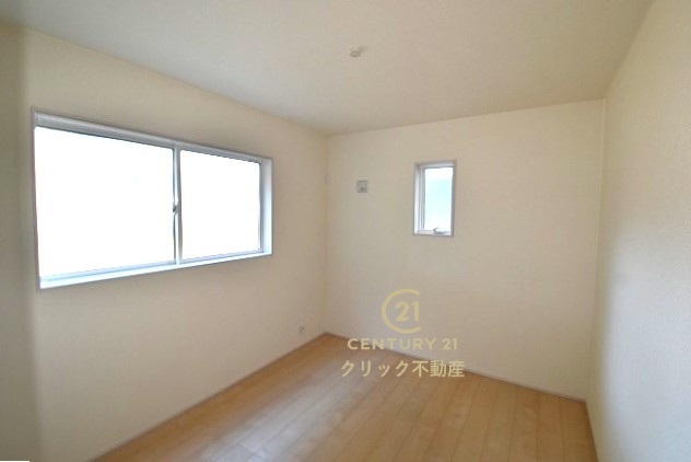 リーブルガーデン  城里町石塚　14期　2の洋室|フローリングなので重い家具も置けます。カーテンと家具を揃えるなどして、お好みのインテリアを楽しむことができます。収納スペースは全室に配備しております。