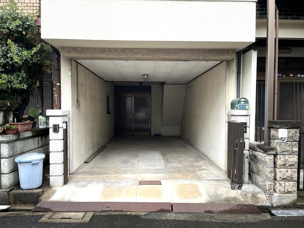 三ツ島１丁目　中古一戸建ての駐車場|ビルトインガレージ
■物件内覧・資金計画相談・住宅ローン相談、リフォーム相談、お問合せ受付中■
※当日・翌日のご内覧、ご相談はお電話でのお問合せがスムーズです！