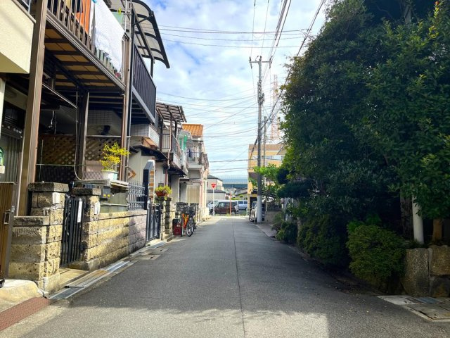 三ツ島１丁目　中古一戸建ての前面道路含む現地写真|前面道路含む現地写真　幅員4ｍ
■物件内覧・資金計画相談・住宅ローン相談、リフォーム相談、お問合せ受付中■
※当日・翌日のご内覧、ご相談はお電話でのお問合せがスムーズです！