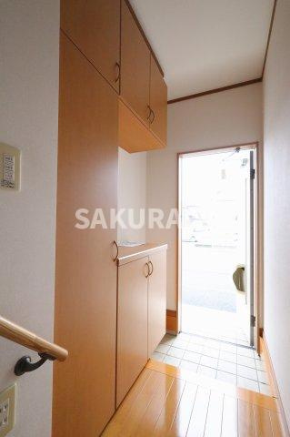 ウッドコート山下の玄関|2024年10月撮影。