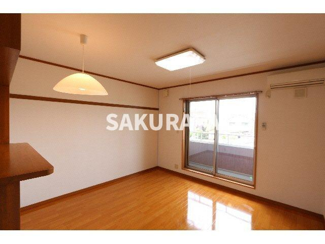 ウッドコート山下の居間・リビング|現況と異なることがございます