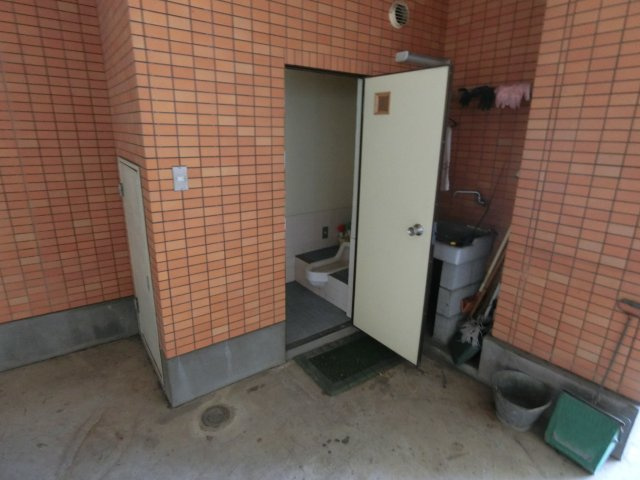 オレンジヒルズのトイレ|※トイレは室外にあります。101号室専用です。