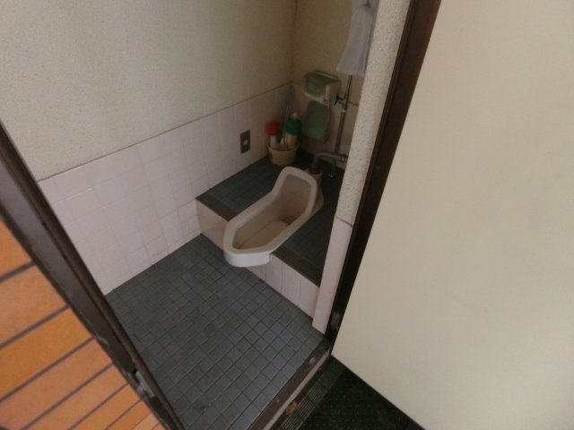 オレンジヒルズのトイレ|※トイレは室外にあります。※101号室専用です。