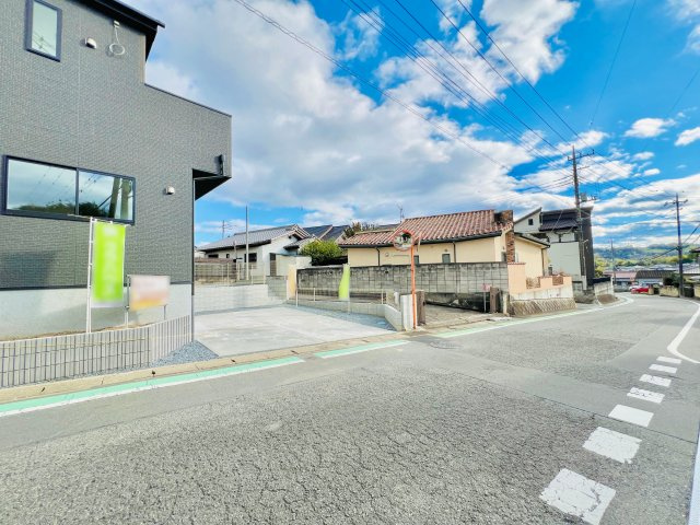 高崎市八幡町の前面道路含む現地写真|車の通りも少なく安心して駐車可能◎
