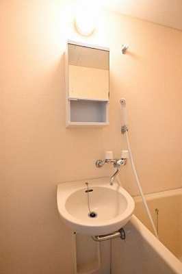 【洗面所】 | ミヤモトビル | 別号室の写真になります。現況優先。
