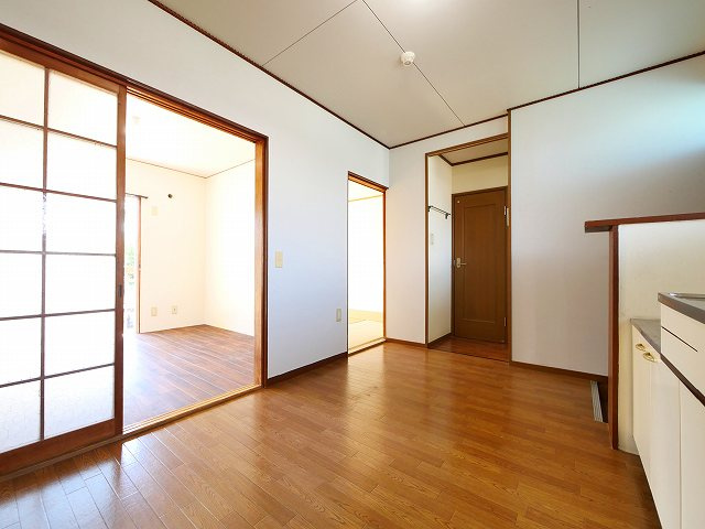 ニュー芝ハイツの居間・リビング