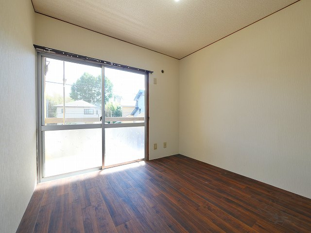 ニュー芝ハイツの洋室