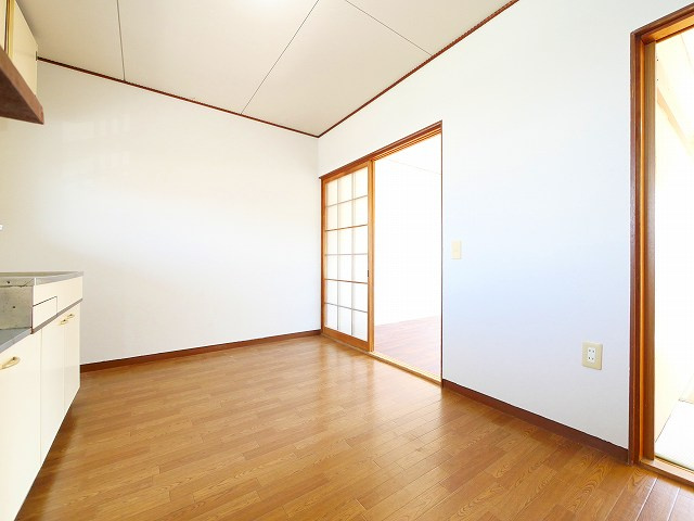 ニュー芝ハイツの居間・リビング