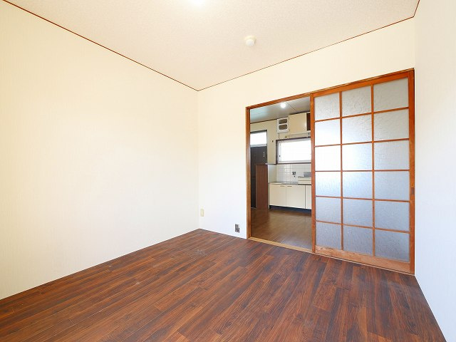 ニュー芝ハイツの洋室