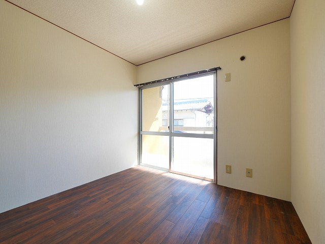 ニュー芝ハイツの洋室