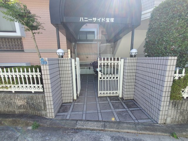 ハニーサイド宝塚のエントランス