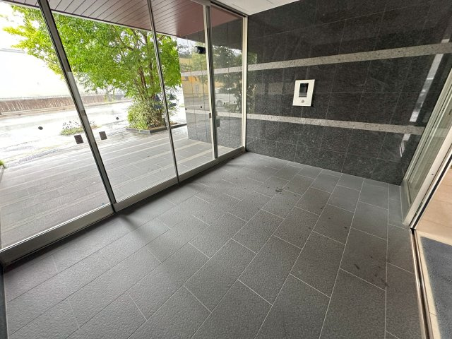 セレンシオ諏訪野アートマージュのエントランス