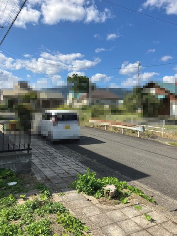 高島市今津町浜分50坪売地の前面道路含む現地写真|土地から前面道路（西側）