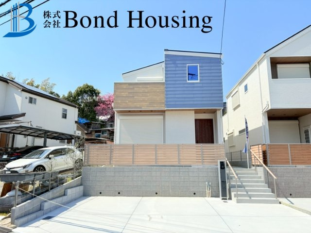 「車3台駐車可」「南間口」大久保町西脇 B号地の外観