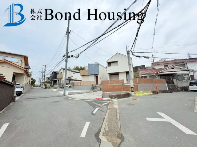 「車3台駐車可」「敷地55坪超」大久保町西脇 A号地の前面道路含む現地写真