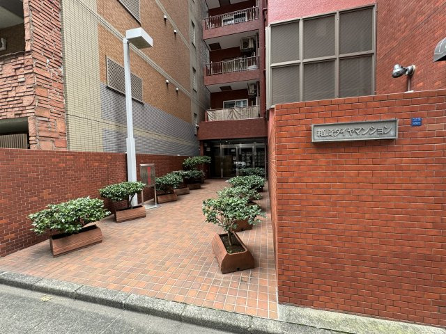 箱崎ダイヤマンションのその他共用部分|緑豊かなエントランスがお出迎え