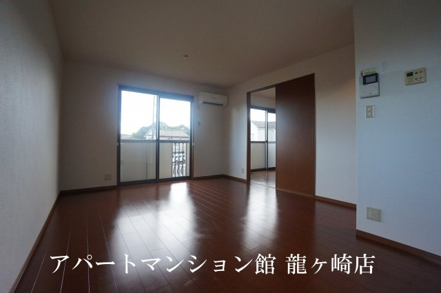 プリマベーラＡの居間・リビング