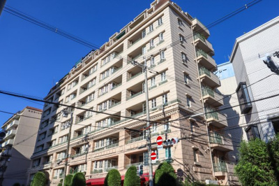 【外観】 | カプリース茶屋町 | 梅田も徒歩圏内♪お洒落な中崎町エリアに建つヨーロピアンスタイルの外観のマンションです
