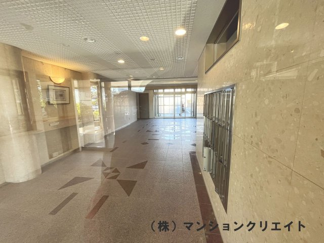 グランドール福井二の宮のエントランス