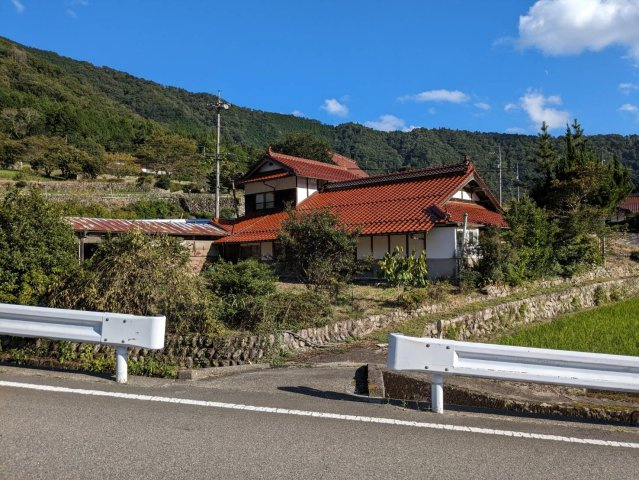 山県郡安芸太田町　中古一戸建ての前面道路含む現地写真