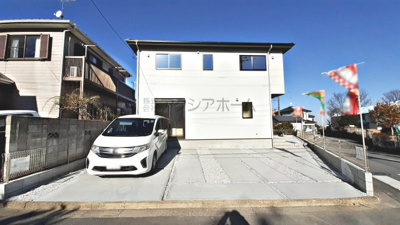 【駐車場】 | 入間市大字小谷田・全1棟　新築一戸建　～可変性のある間取り～ | 駐車並列2台可（車種制限有り）