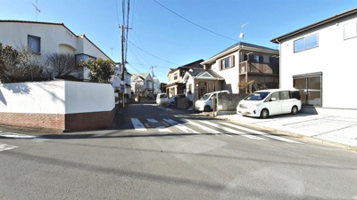 【前面道路含む現地写真】 | 入間市大字小谷田・全1棟　新築一戸建　～可変性のある間取り～ | 前面道路7ｍ公道につき車の出し入れラクラク