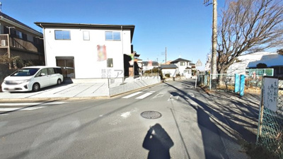 【前面道路含む現地写真】 | 入間市大字小谷田・全1棟　新築一戸建　～可変性のある間取り～