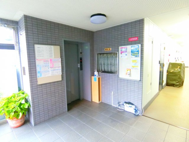 レーヴ和泉のエントランス