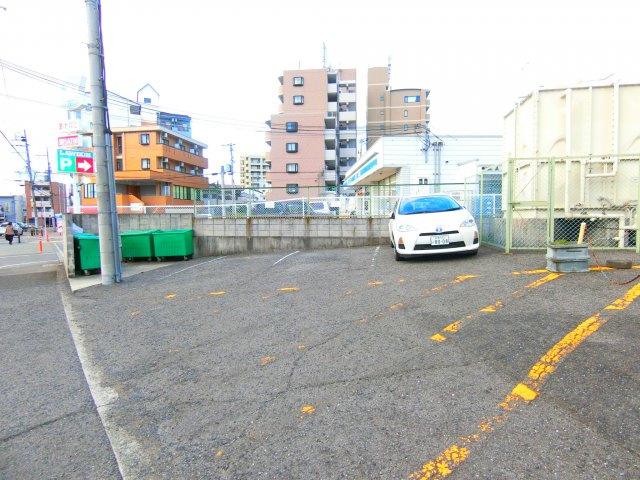 レーヴ和泉の駐車場