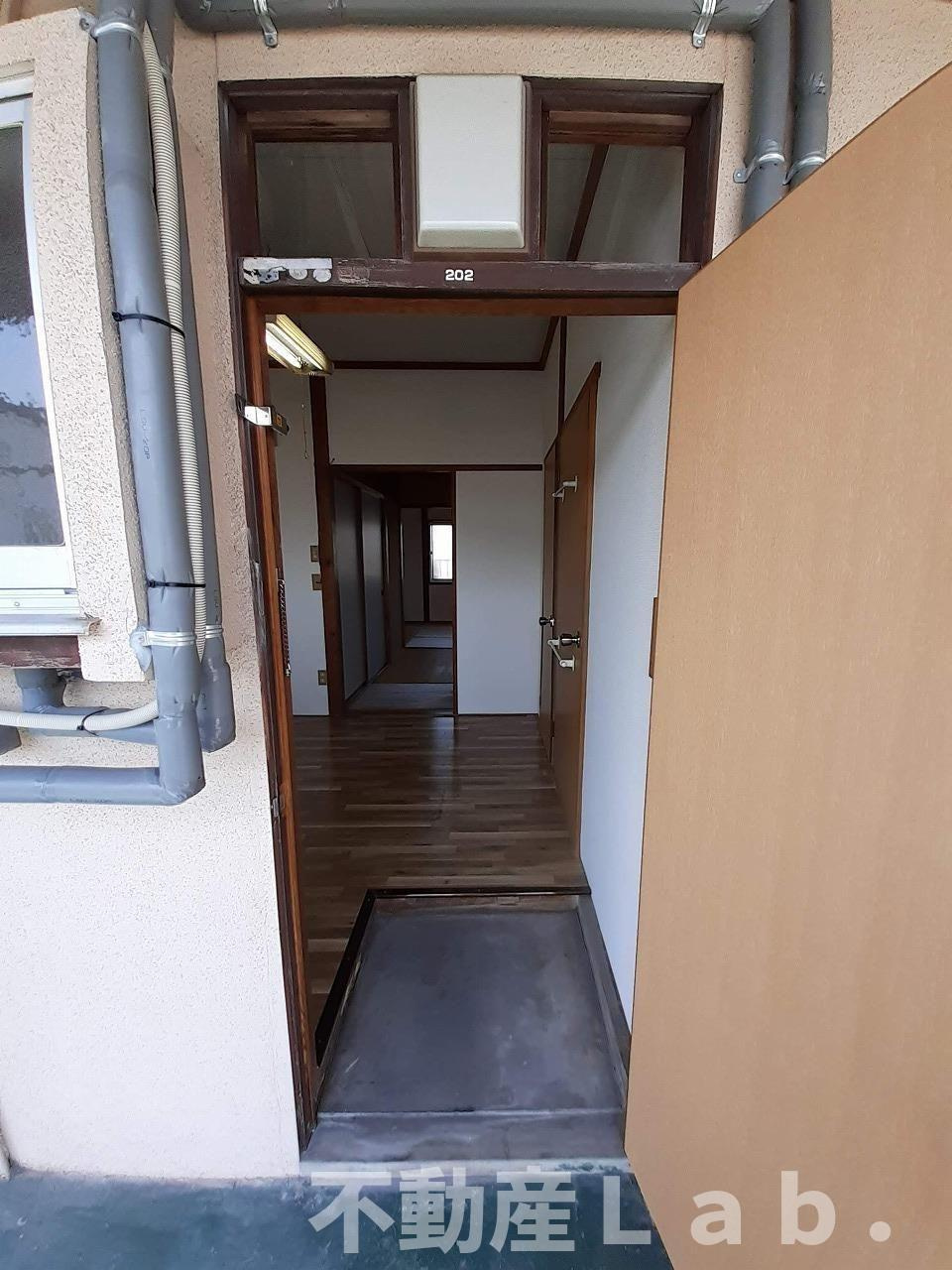 江河アパートの玄関