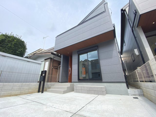 日野市本町5丁目新築戸建2棟の外観|【outward appearance】
◆外観◆外壁のサイディングは軽量化で高い耐震性を発揮、加えて外壁に付着した汚れを雨でクリーニング。防汚でお手入れいらずで大変重宝します。