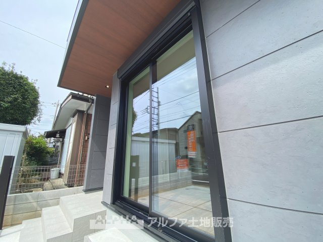 日野市本町5丁目新築戸建2棟の外観|【House of the Sun】
◆明るい家◆太陽の温かな光がお家全体を照らす。そこには目を輝かせ笑顔で見つめてくれる君がいて、「ただいま」の言葉がこだまする。そんな君の瞳に恋している。