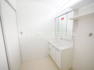 【洗面所】 | 現地写真（Ｂ号地洗面）シャワー付き洗面化粧台