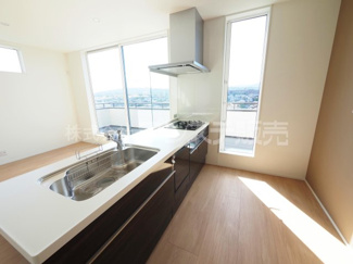 【キッチン】 | 現地写真（Ｂ号地キッチン）人気の対面キッチン♪食器洗い乾燥機＆浄水器を標準装備！