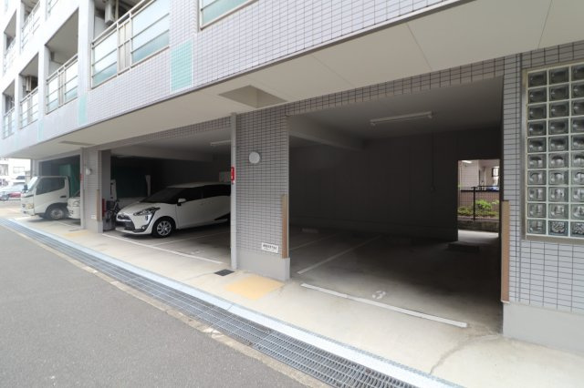 東山ハイツの駐車場